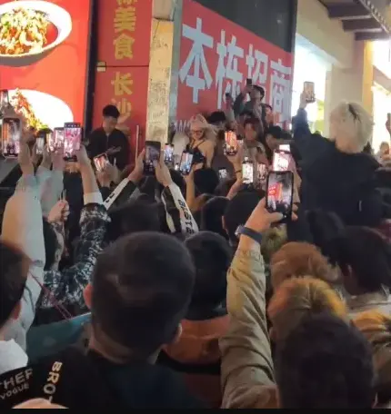 《长沙解放西,女子举止不当》《长沙解放西女子举止不当》爆火出圈！全程无删减高能名场面直出，这质感绝了《长沙解放西女子举止不当》网盘资源秒播免费看《长沙解放西,女子举止不当》