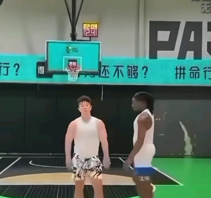 《牛教练的裤子》野球场社死名场面！《牛教练的裤子》大爷拽裤腰笑疯全场，高清资源在线看